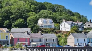 What Is the Geographical and Administrative Context of Borth y Gest North Wales