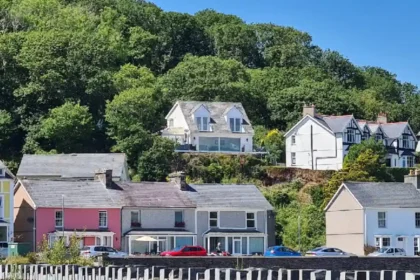 What Is the Geographical and Administrative Context of Borth y Gest North Wales