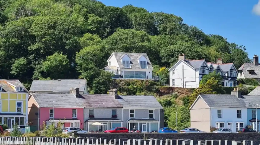 What Is the Geographical and Administrative Context of Borth y Gest North Wales