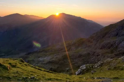 How high is Mount Snowdon and where is it located