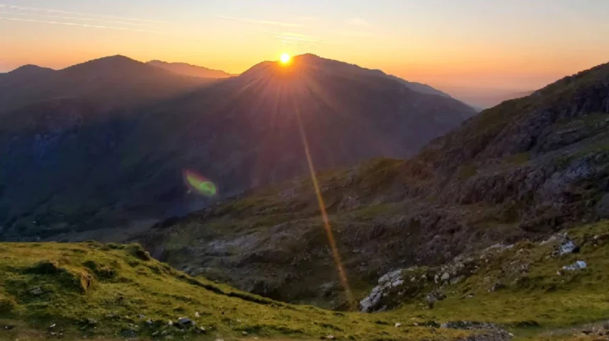 How high is Mount Snowdon and where is it located