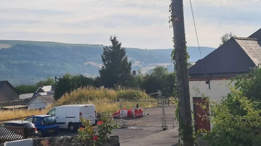 What is the economic background of jobs in aberdare wales