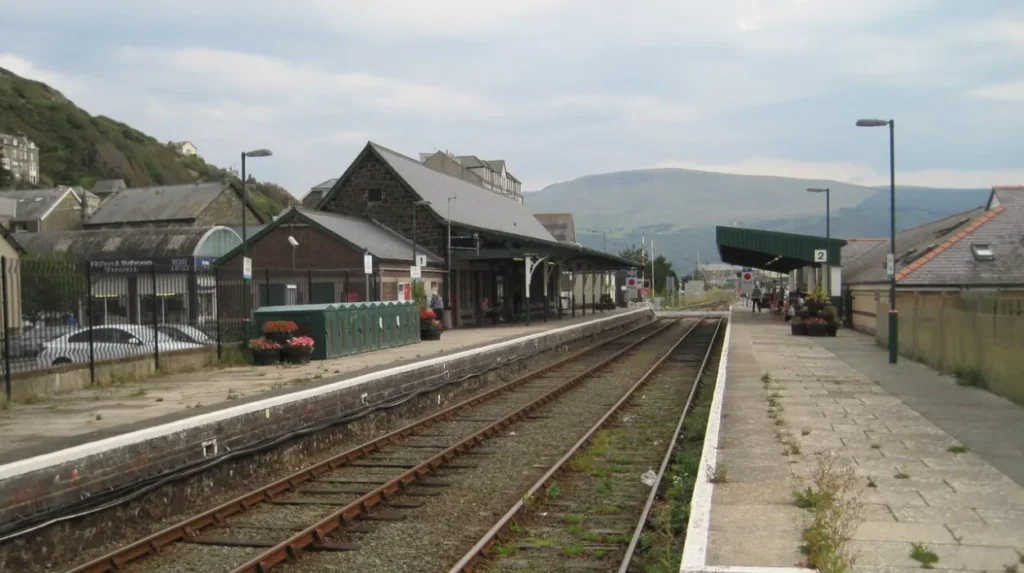 What Makes Barmouth Beach Wales a Top Destination?