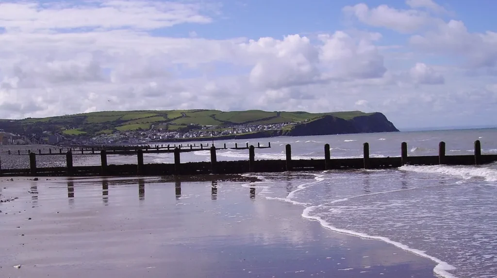 What Makes Borth Beach Wales a Top Coastal Destination?