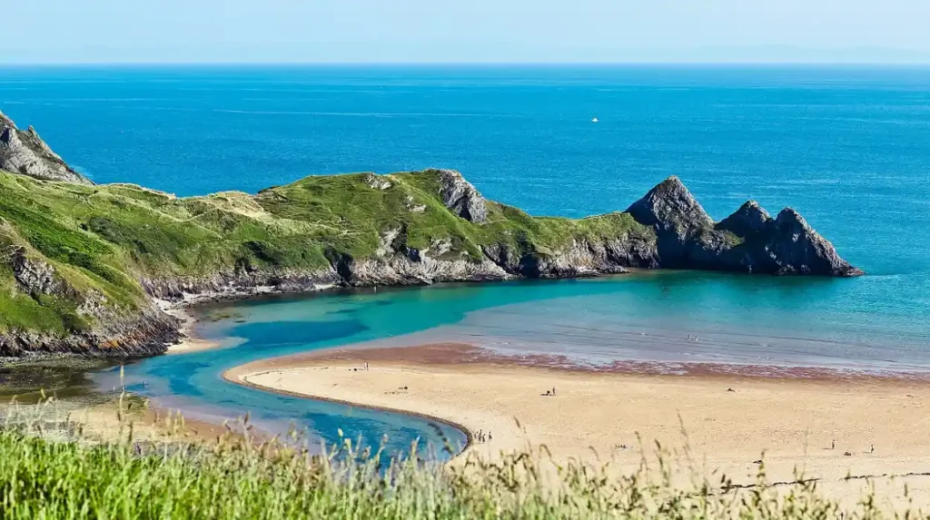What Is the Geographic Significance of Ynys Hir in Mid Wales?